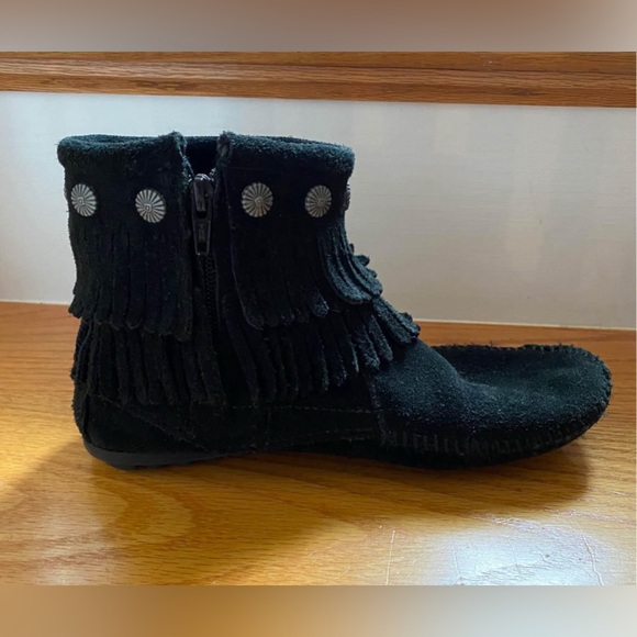 Minnetonka Black Leather Fringe Moccasins Size 7 - Picture 3 of 4